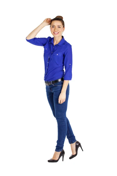 Porträt einer schönen Frau in blauen Jeans und blauem Hemd — Stockfoto