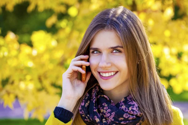 Happy beautiful woman calling by phone — Stock Photo, Image