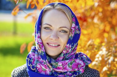 Genç, güzel sarışın kadın.