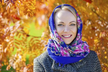 Genç, güzel sarışın kadın.