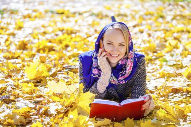 telefon ederken güzel bir genç kadının portresi