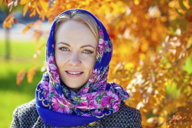 Genç, güzel sarışın kadın.