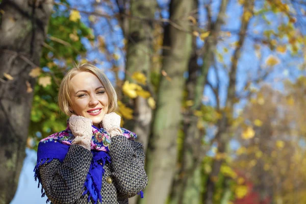 Mladá krásná blondýnka žena — Stock fotografie