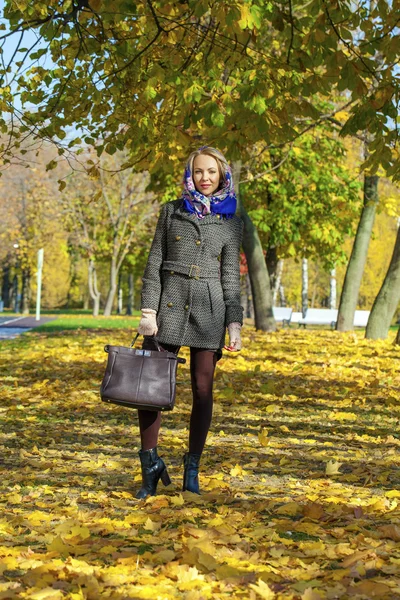 Young woman walking in autumn park — Stock Photo, Image