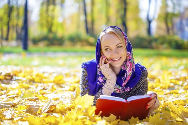 Portrait of a beautiful young woman calling by phone — Stock Photo, Image