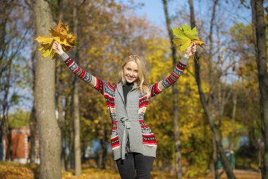 Genç, güzel sarışın kadın.