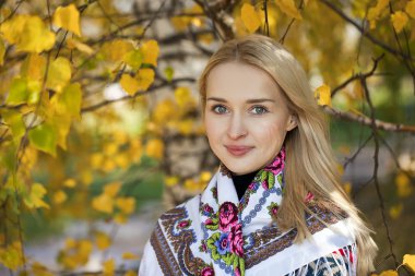 Genç, güzel sarışın kadın.