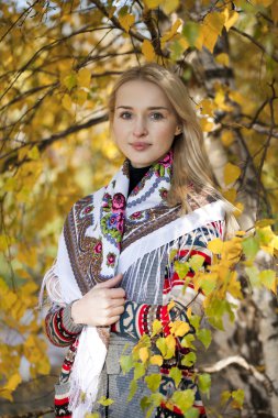 Genç, güzel sarışın kadın.