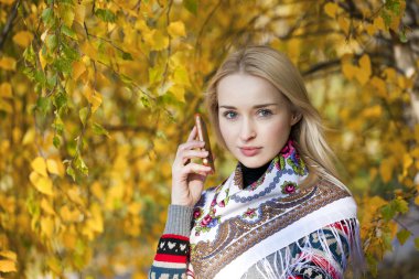 telefon ederken güzel bir genç kadının portresi