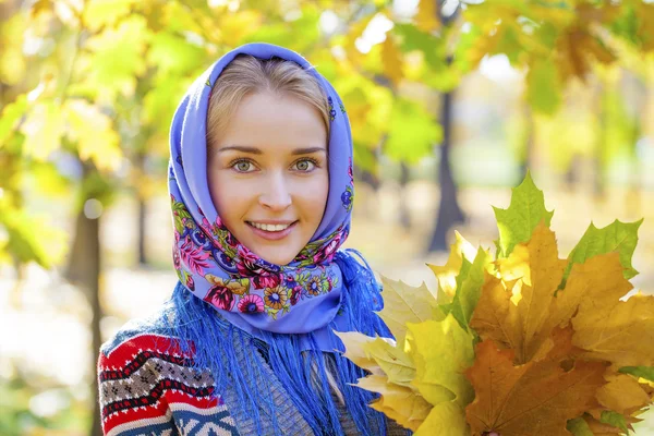 Ung vacker blond kvinna — Stockfoto