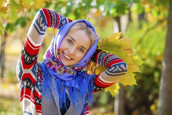 Ung vacker blond kvinna — Stockfoto