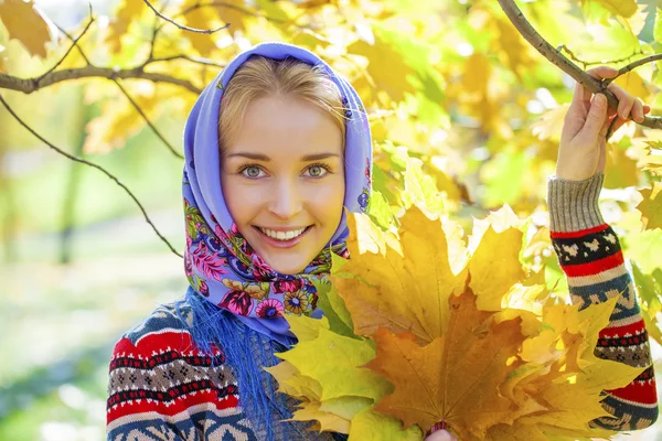 Ung vacker blond kvinna — Stockfoto