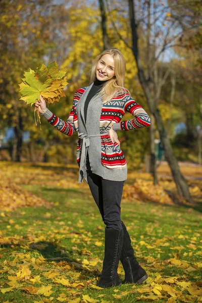 Happy krásná světlovlasá žena chodí v podzimním parku — Stock fotografie