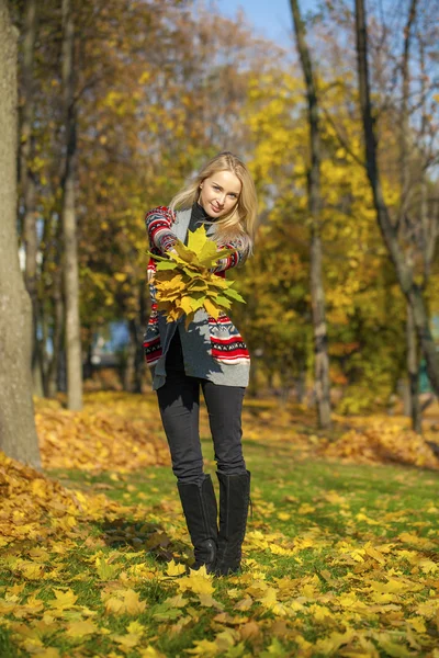 Feliz hermosa mujer rubia camina en el parque de otoño — Foto de Stock