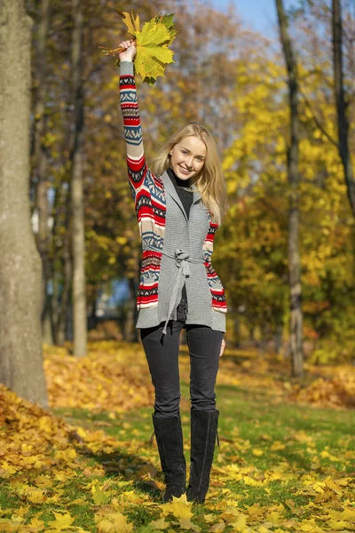 Happy krásná světlovlasá žena chodí v podzimním parku — Stock fotografie