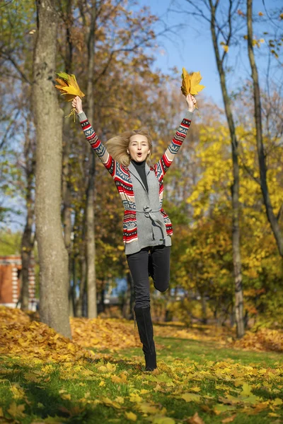 Feliz bela mulher loira caminha no parque de outono — Fotografia de Stock