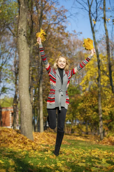 Happy Beautiful blonde woman walks in autumn park — Stock Photo, Image