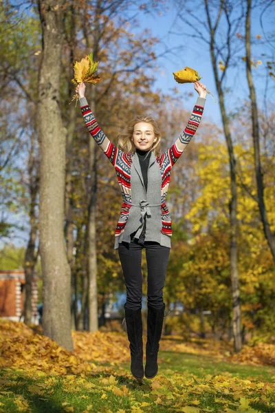 Happy Beautiful blonde woman walks in autumn park — Stock Photo, Image