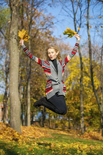 Mutlu güzel sarışın kadın sonbahar parkta yürüyor — Stok fotoğraf