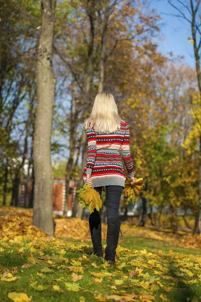 Felice Bella donna bionda cammina nel parco autunnale — Foto Stock