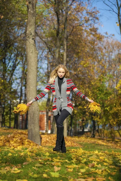 Ευτυχισμένος όμορφη ξανθιά γυναίκα που περπατά στο πάρκο φθινόπωρο — Φωτογραφία Αρχείου