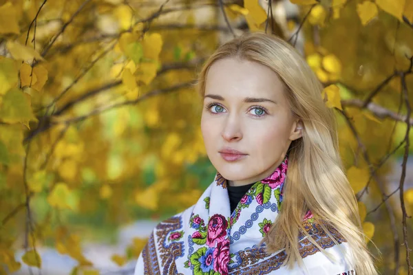 Mladá krásná blondýnka žena — Stock fotografie