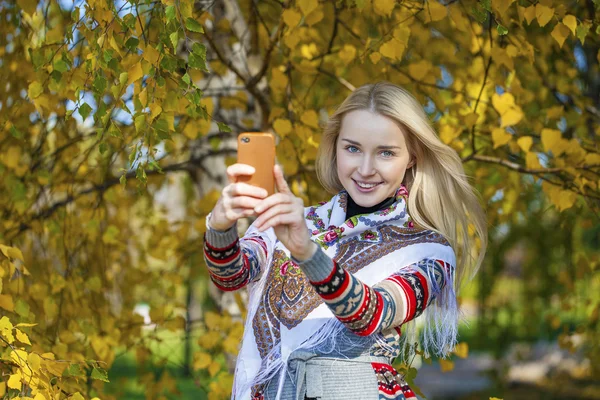 Portrét krásné mladé ženy volání po telefonu — Stock fotografie