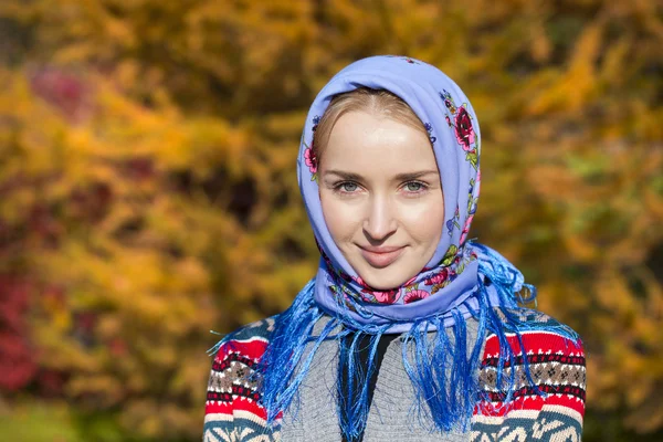 Schoonheid vrouw in de nationale patroon sjaal — Stockfoto