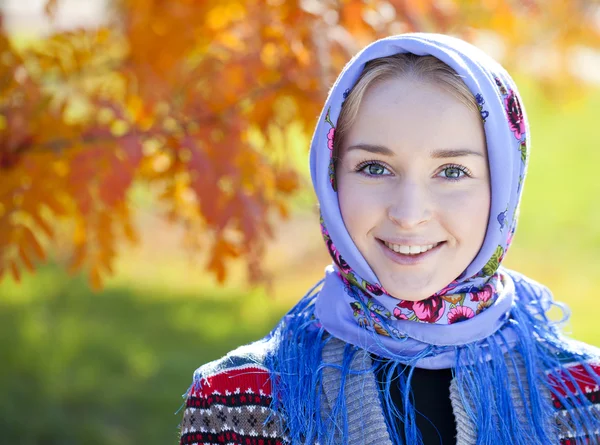 Skönhet kvinna i den nationella mönstrad scarfen — Stockfoto