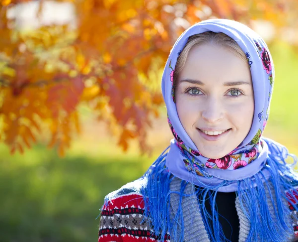 Schoonheid vrouw in de nationale patroon sjaal — Stockfoto