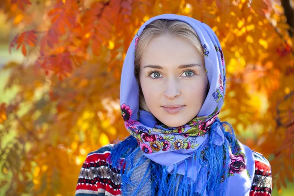 Schoonheid vrouw in de nationale patroon sjaal — Stockfoto