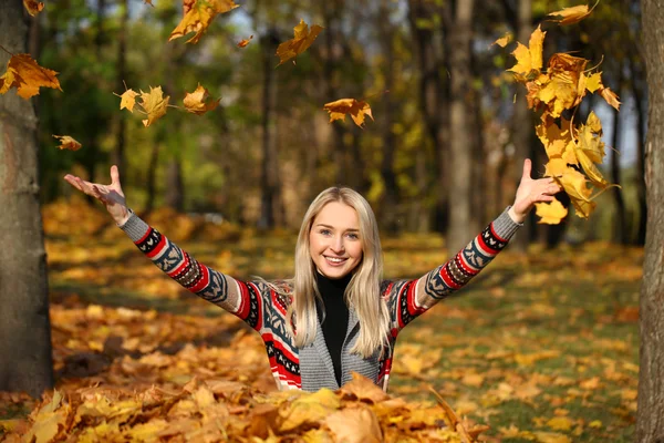 Yapraklar sonbaharda Park kadar mutlu kadın damla — Stok fotoğraf