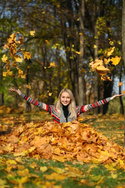 Ευτυχισμένη γυναίκα σταγόνα επάνω φύλλα στο πάρκο φθινόπωρο — Φωτογραφία Αρχείου