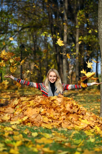 yapraklar sonbaharda Park kadar mutlu kadın damla 