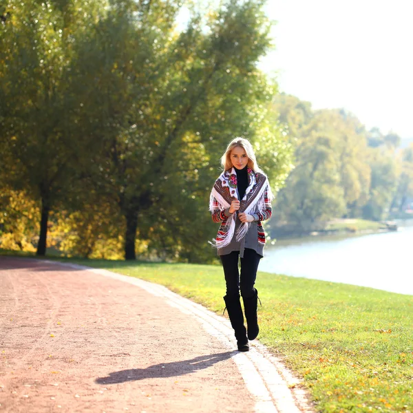 Jovem mulher caminhando em um belo dia de outono — Fotografia de Stock