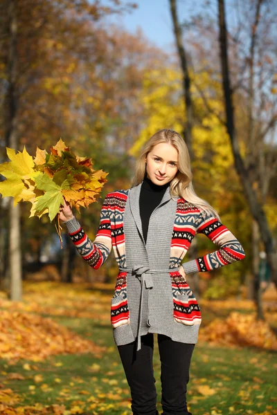 Junge schöne blonde Frau — Stockfoto