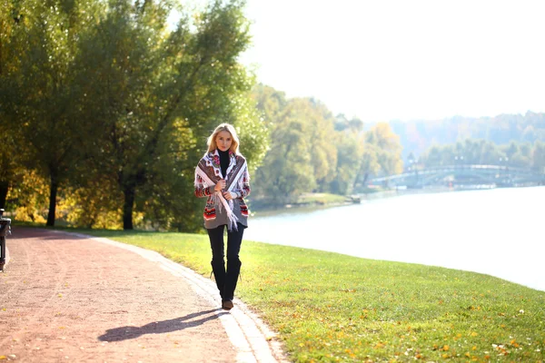 Mujer joven caminando en un hermoso día de otoño —  Fotos de Stock