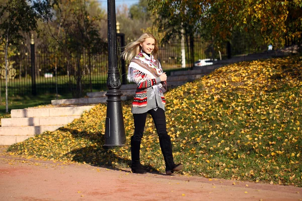 Junge Frau zu Fuß an einem schönen Herbsttag — Stockfoto
