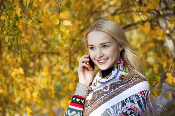 Retrato de una hermosa joven llamando por teléfono — Foto de Stock