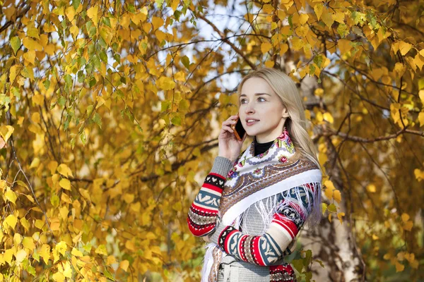 Retrato de uma bela jovem chamando por telefone — Fotografia de Stock