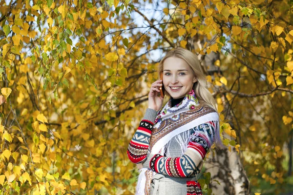 Retrato de una hermosa joven llamando por teléfono — Foto de Stock