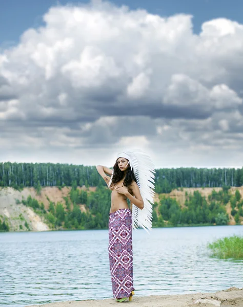 Mujer joven en traje de indio americano, al aire libre —  Fotos de Stock