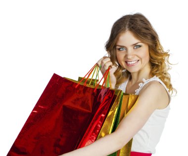 Genç sarışın kız beyaz d renkli alışveriş torbaları ile gülümseyen