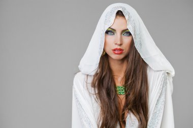 Beyaz tunik Arapça genç seksi kadın portresi