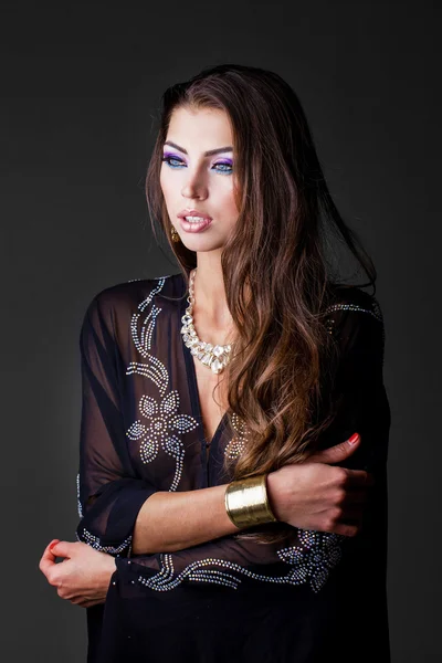 Retrato de la joven mujer sexy en túnica negra árabe — Foto de Stock