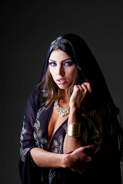 Retrato de la joven mujer sexy en túnica negra árabe — Foto de Stock