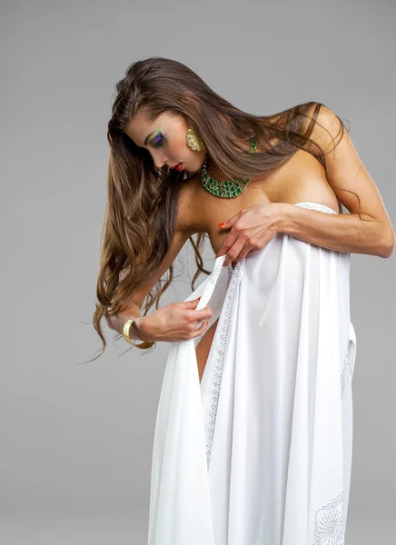 Vacker ung kvinna täckt med vitt ark — Stockfoto