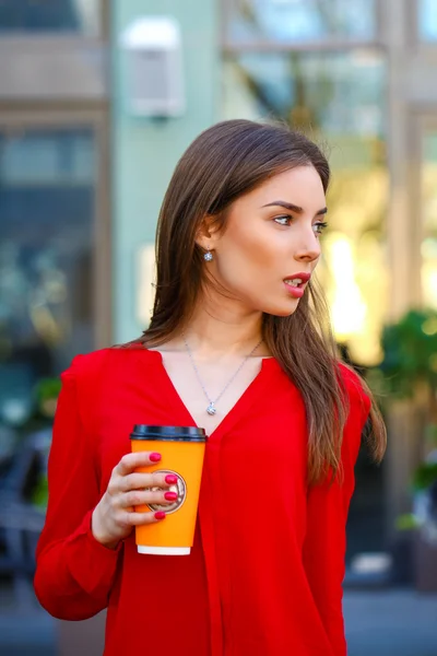 Ritratto di una bella ragazza in camicia rossa sul backgroun — Foto Stock