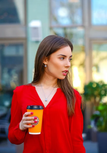 Portret van een mooi jong meisje in rood shirt op de pagina — Stockfoto