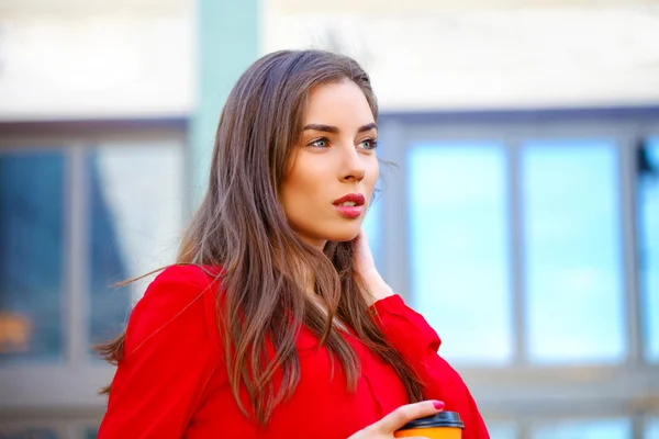 Портрет красивой молодой девушки в красной рубашке на спинке — стоковое фото